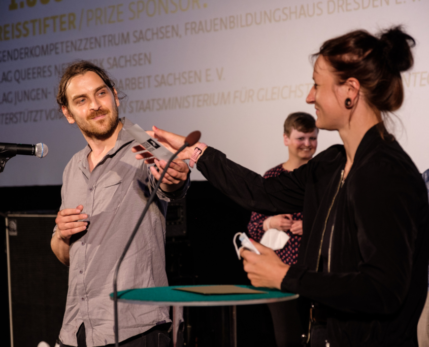 Jury auf der Bühne zur Verleihung des Filmpreises für Geschlechtergerechtigkei